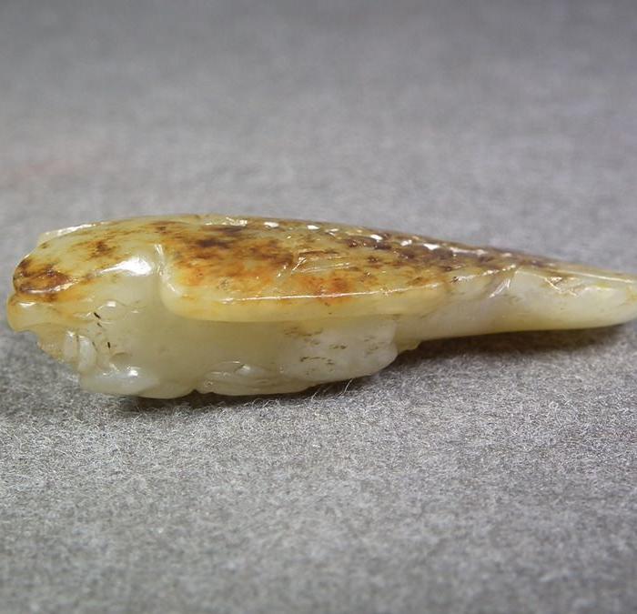 三包-明代和田青白玉籽料带皮鹰抓鱼大把件_三