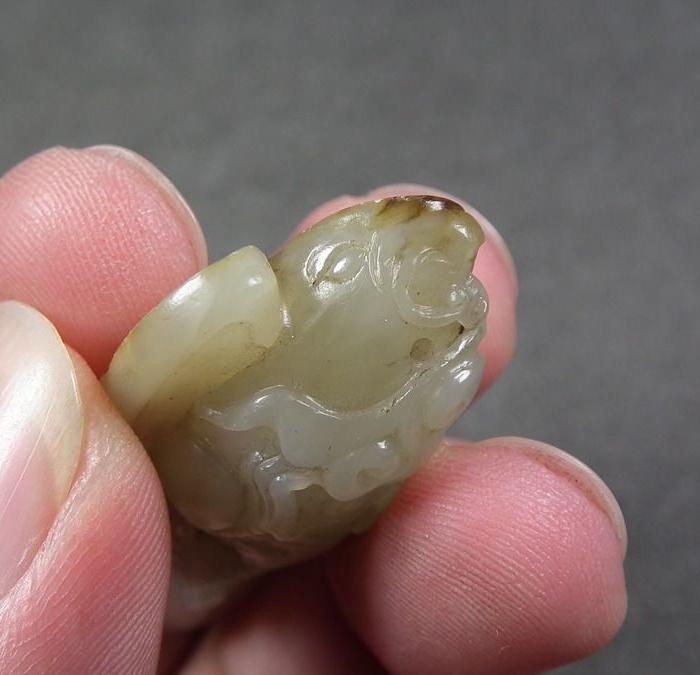 三包-明代和田青白玉籽料带皮鹰抓鱼大把件_三