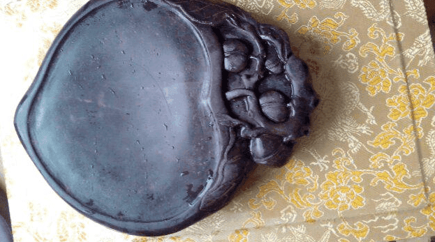 清代老坑寿桃形端砚 石品丰富。一摸出水_清代