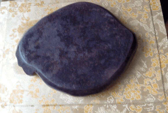 清代老坑寿桃形端砚 石品丰富。一摸出水_清代