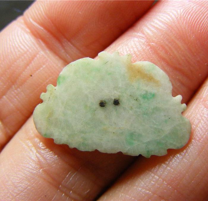 大开门 清代老坑糯米种带沁翡翠浅打洼双孔宝