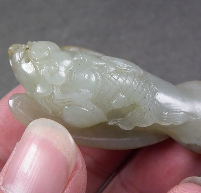 明代和田青白玉籽料带皮鹰抓鱼大把件_明代和