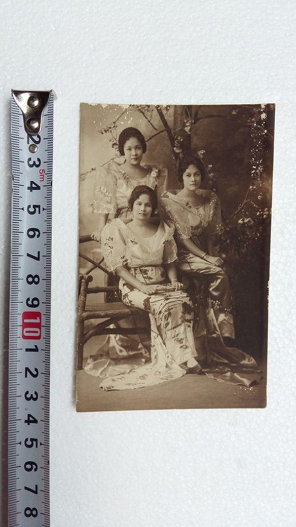 民国三美女穿长裙老照片_民国三美女穿长裙老