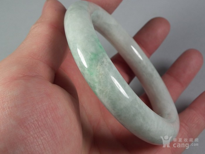 清代白瓷种阳绿翡翠粗条大圆手镯