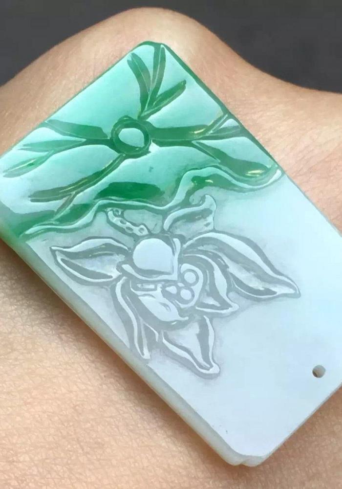 【四会翡翠】31193白底带绿荷花牌1980_【四