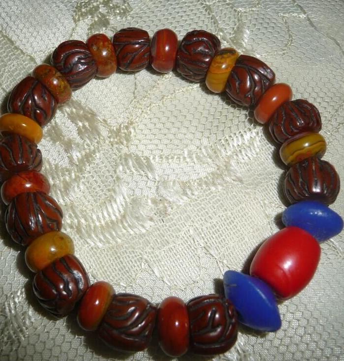 老龙纹核桃手串配战国红隔片_老龙纹核桃手串