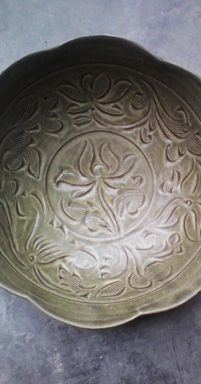 耀州窑剔花海棠型口大洗_耀州窑剔花海棠型口