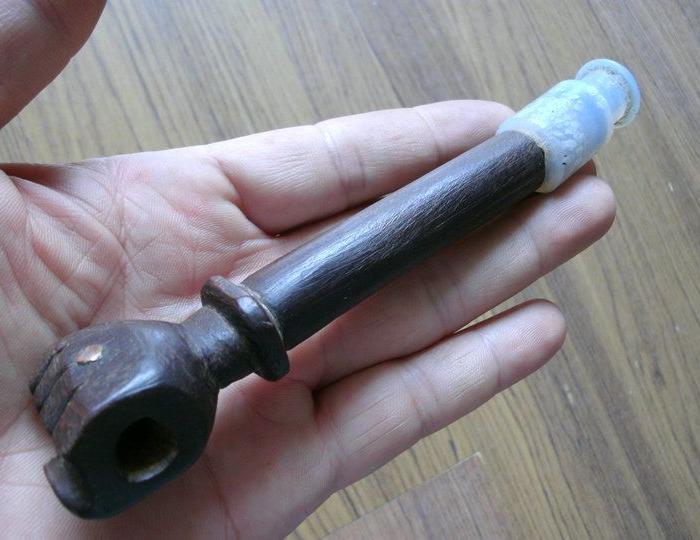 整木雕刻,拳头型烟杆,配以料器烟嘴,搭配的很有
