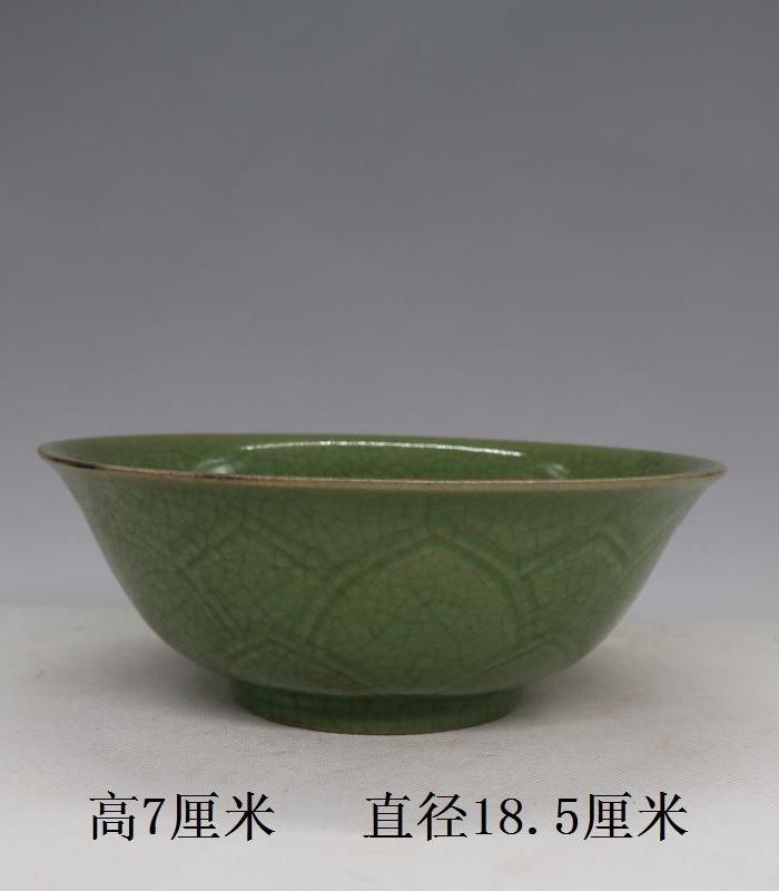 汝窑豆青釉刻莲瓣碗