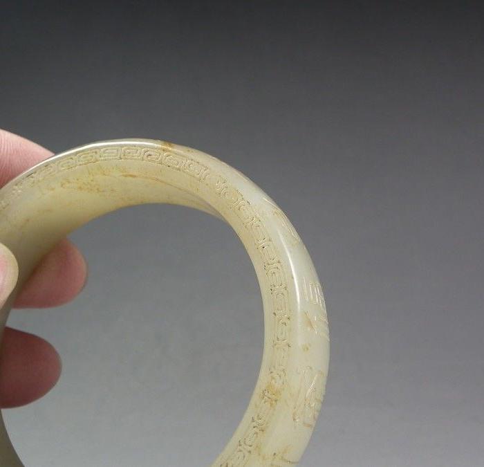 明代和田青白玉带红沁满工吉语回文宽边大手镯