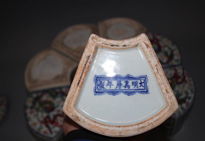 明五彩纹龙果盒_明五彩纹龙果盒价格_明五彩