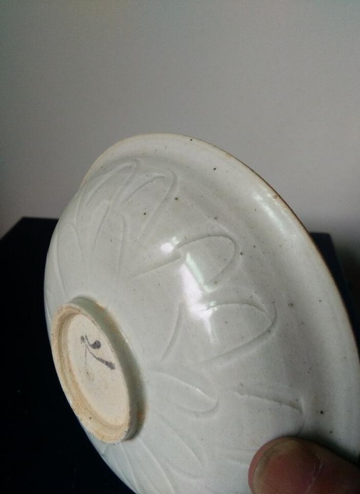 元代白舍窑刻莲瓣纹盘_元代白舍窑刻莲瓣纹盘