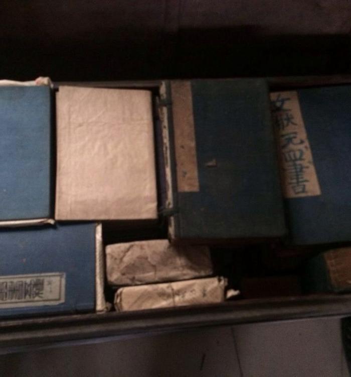 l两大箱子 中医药书籍 保存非常好 大约50涵多