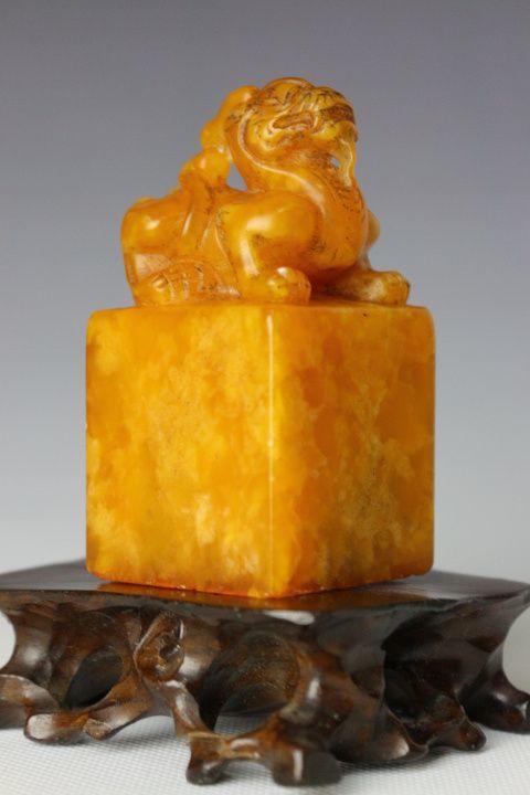 奇异吉祥瑞龙田黄老印章--印面内容:愿花长好,