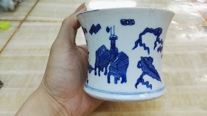 清代康熙博古纹青花笔筒.