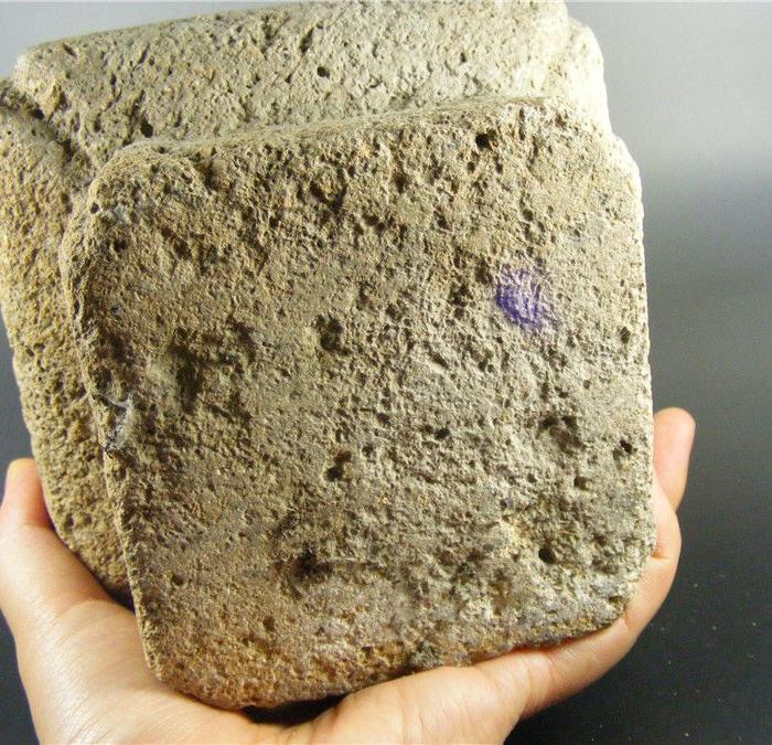 原装收来的 清代老青黄石方形束腰青字款小石