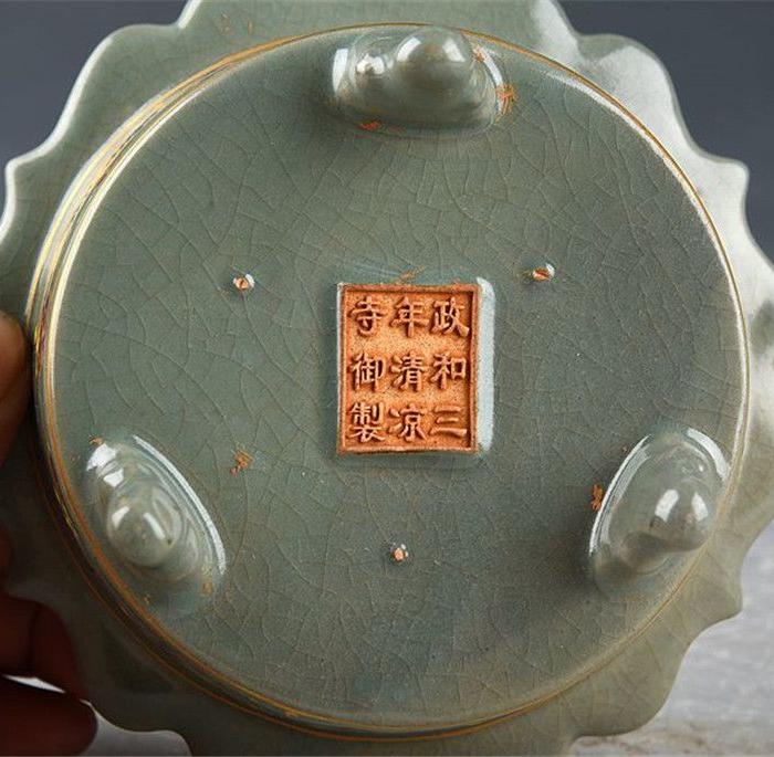 宋政和三年清凉寺御制款成化加彩描金祥云仙鹤