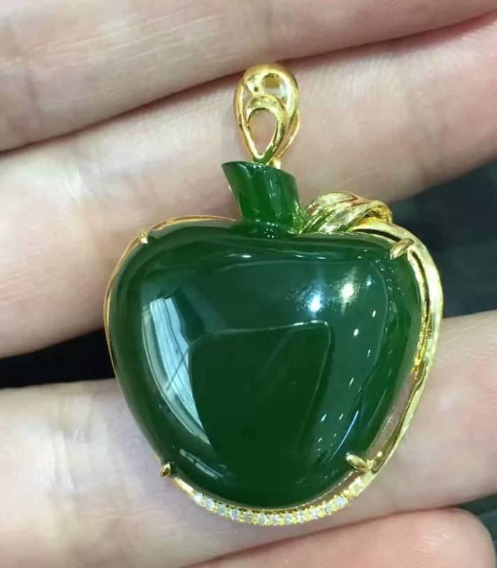 俄罗斯碧玉18K金镶苹果吊坠,菠菜绿色老料_俄