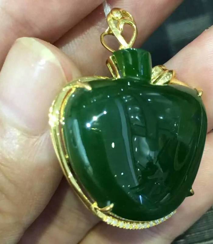 俄罗斯碧玉18K金镶苹果吊坠,菠菜绿色老料_俄