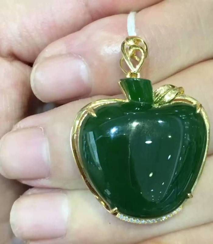 俄罗斯碧玉18K金镶苹果吊坠,菠菜绿色老料_俄
