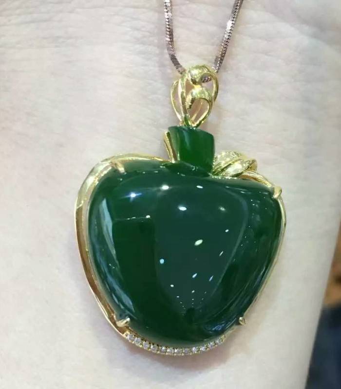 俄罗斯碧玉18K金镶苹果吊坠,菠菜绿色老料_俄