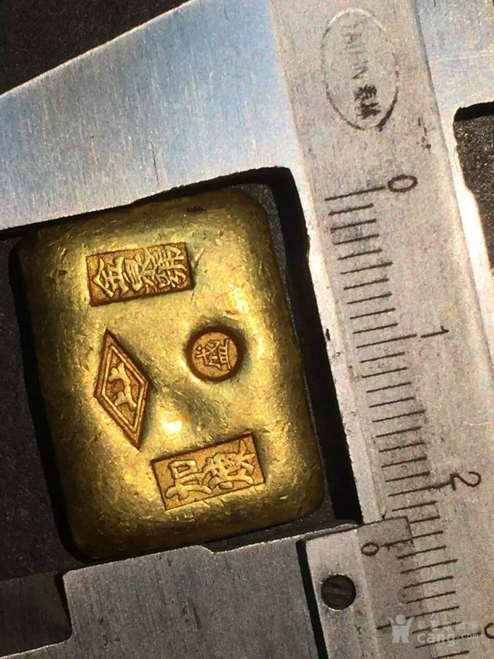 地摊交易区所展示的物品交易信息,其真实性、准确性和合法性由信息发布人负责,华夏收藏网不承担任何法律责任。 华夏收藏网有两种交易模式,1、买卖双方私下协商自行交易;2、买卖双方委托华夏收藏网代理交易。 凡是用户私下交易免费,但本网不承担任何责任。华夏收藏网提醒:为保障您的利益,推荐您选择委托华夏收藏网代理交易,具体安全交易方法如下: 代理交易其运作的实质是以华夏收藏网为货与款转移的中介,提供让买卖双方都放心货款转移的一种服务。 1、买卖双方通过看图、交流达成交易意向,买家将货款作为押金汇至本网,本网收到押金