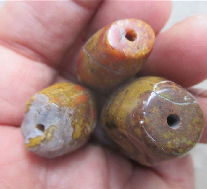 农村挖墙基修房出土的2带红皮高古玉管_农村