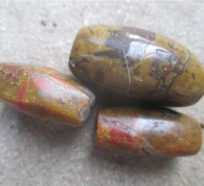 农村挖墙基修房出土的2带红皮高古玉管_农村