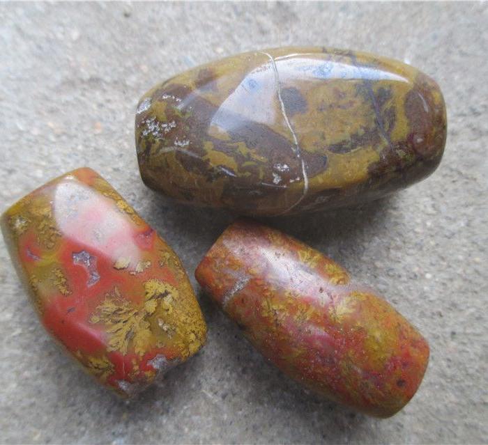 农村挖墙基修房出土的2带红皮高古玉管_农村