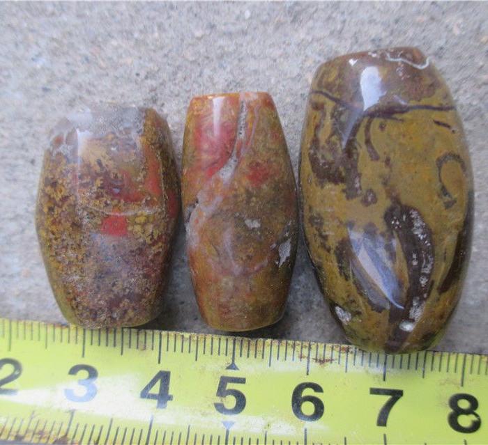 农村挖墙基修房出土的2带红皮高古玉管_农村