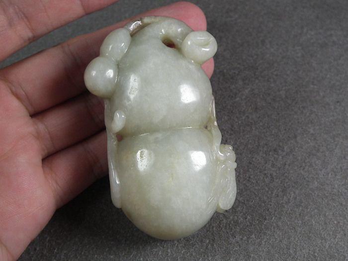 明代和田白玉带黑沁镂空圆雕卧蝉子母葫芦大把