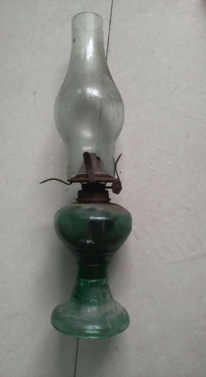 50年代煤油灯 又称洋油灯 勾起无限怀念_50年