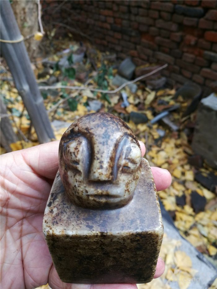 地摊交易区所展示的物品交易信息,其真实性、准确性和合法性由信息发布人负责,华夏收藏网不承担任何法律责任。 华夏收藏网有两种交易模式,1、买卖双方私下协商自行交易;2、买卖双方委托华夏收藏网代理交易。 凡是用户私下交易免费,但本网不承担任何责任。华夏收藏网提醒:为保障您的利益,推荐您选择委托华夏收藏网代理交易,具体安全交易方法如下: 代理交易其运作的实质是以华夏收藏网为货与款转移的中介,提供让买卖双方都放心货款转移的一种服务。 1、买卖双方通过看图、交流达成交易意向,买家将货款作为押金汇至本网,本网收到押金