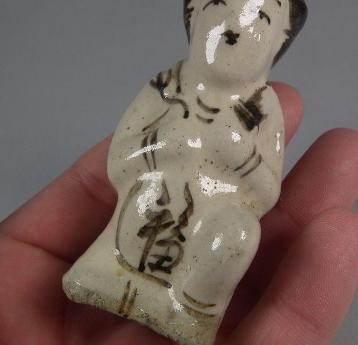 辽金磁州窑黑彩童子小坐像_辽金磁州窑黑彩童