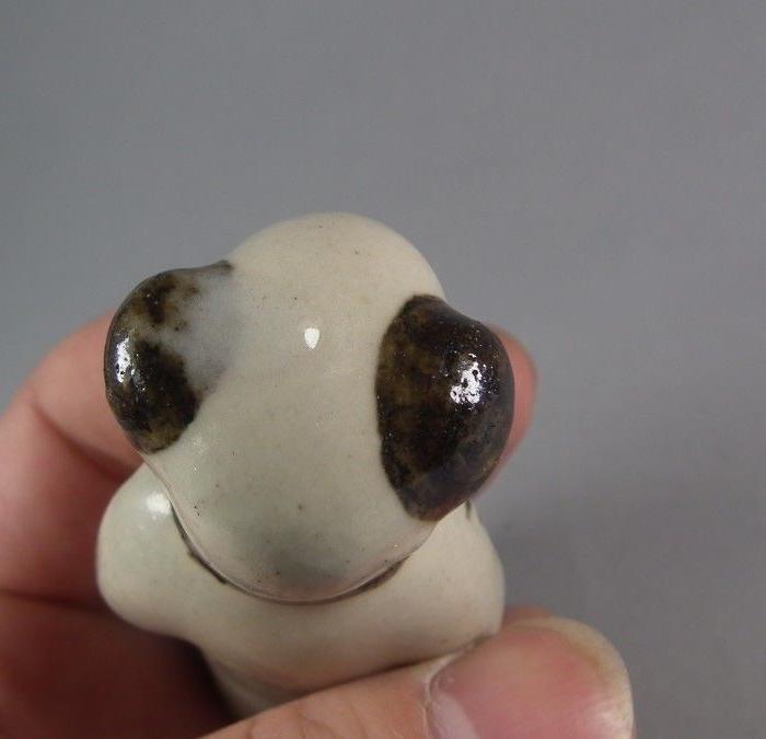 辽金磁州窑黑彩童子小坐像_辽金磁州窑黑彩童