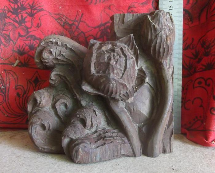 纯手工木雕刻花卉,应该是荷花水波浪吧,不知道