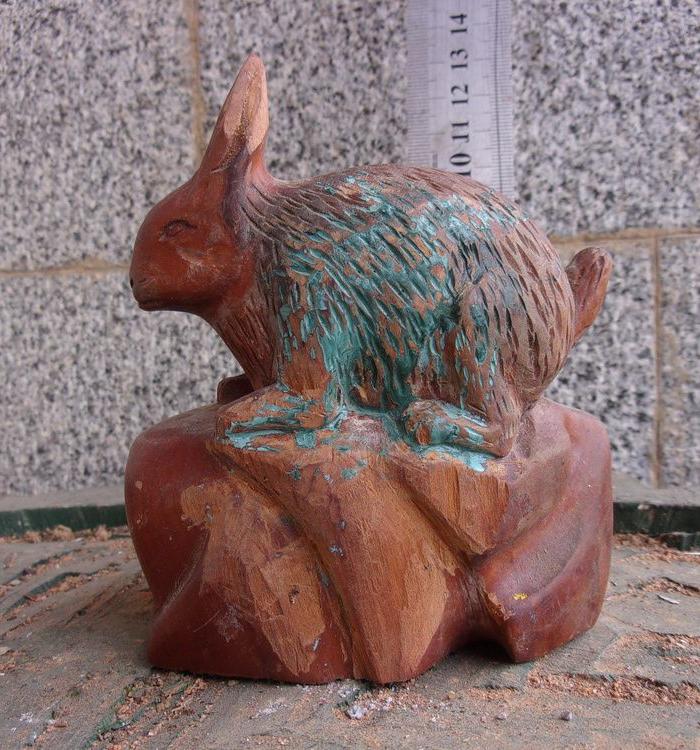 可能是红豆杉木雕动物十二生肖之兔子一只,耳