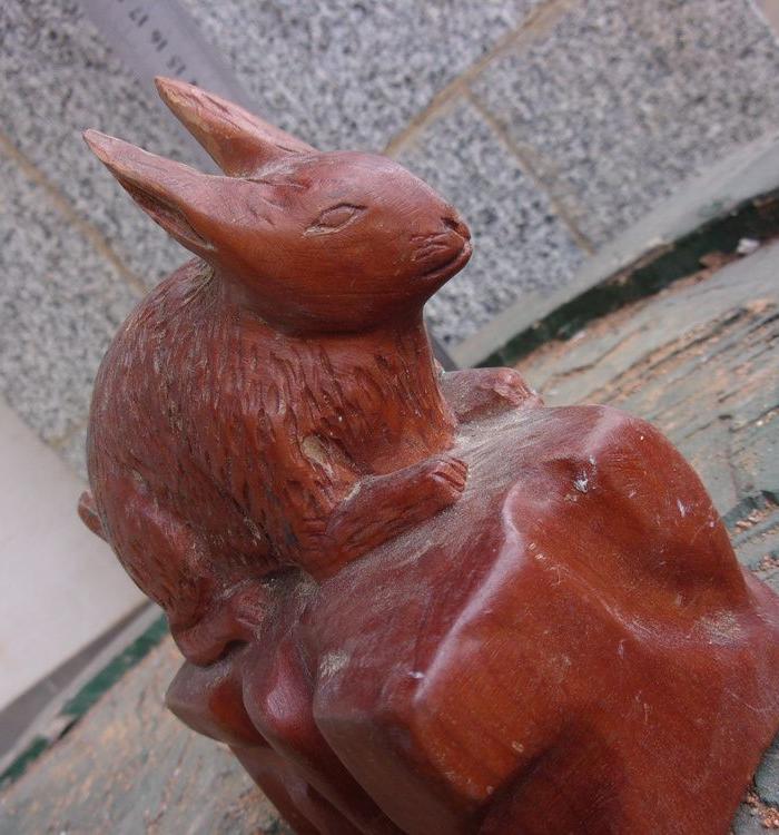 可能是红豆杉木雕动物十二生肖之兔子一只,耳