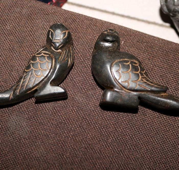 收来的一对老玉鸟。惟妙惟肖,很有意思。懂行