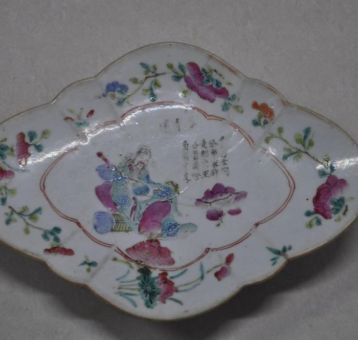 清同治粉彩无双谱青莲居士海棠盘_清同治粉彩