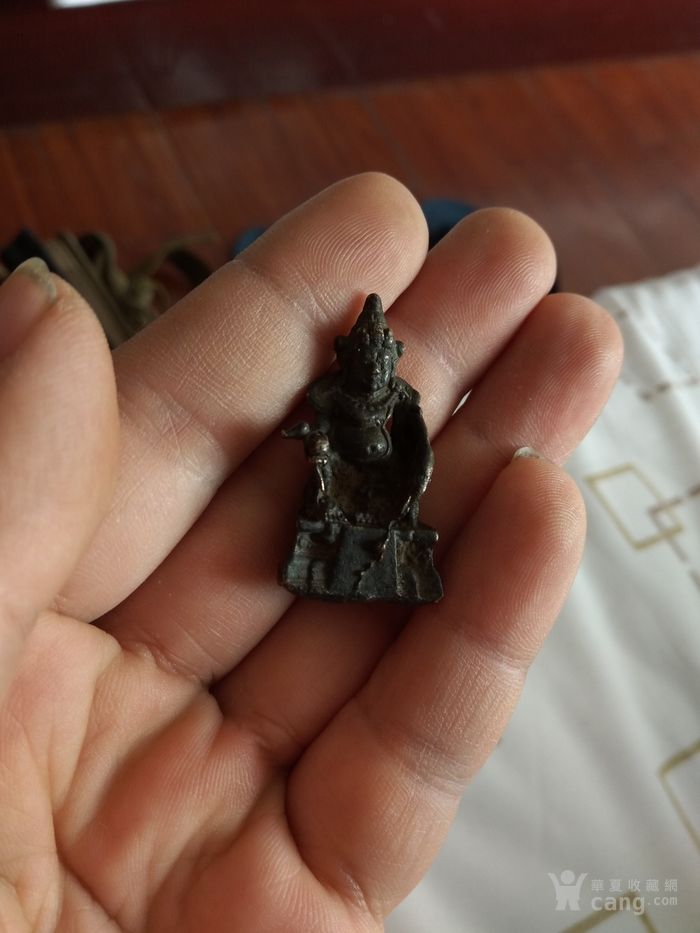 地摊交易区所展示的物品交易信息,其真实性、准确性和合法性由信息发布人负责,华夏收藏网不承担任何法律责任。 华夏收藏网有两种交易模式,1、买卖双方私下协商自行交易;2、买卖双方委托华夏收藏网代理交易。 凡是用户私下交易免费,但本网不承担任何责任。华夏收藏网提醒:为保障您的利益,推荐您选择委托华夏收藏网代理交易,具体安全交易方法如下: 代理交易其运作的实质是以华夏收藏网为货与款转移的中介,提供让买卖双方都放心货款转移的一种服务。 1、买卖双方通过看图、交流达成交易意向,买家将货款作为押金汇至本网,本网收到押金