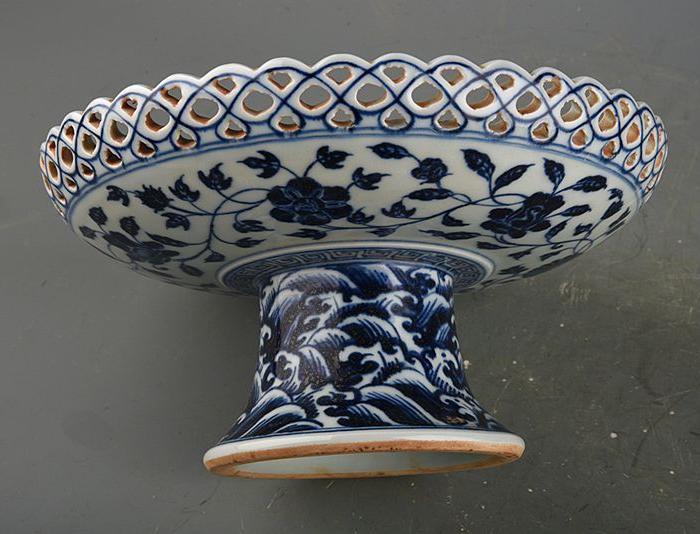 明宣德年制青花缠枝花一束莲纹搂空花边高脚果
