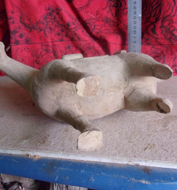 烂木雕,两条马腿断,一个人手断,脸没开,卖的是马