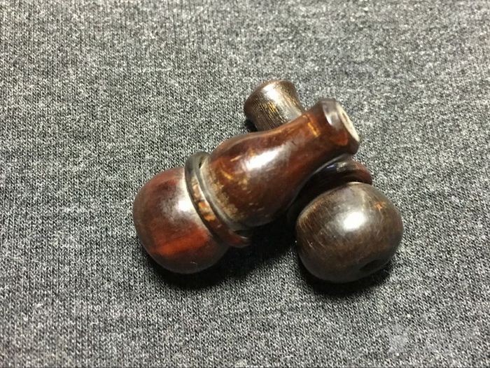 古玩城网店商品藏品交易声明: 华夏收藏网藏品交易区所展示的物品供求信息由买卖双方自行提供,其真实性、准确性和合法性由信息发布人负责,华夏收藏网不承担任何法律责任。 华夏收藏网有两种交易模式,1、买卖双方私下协商自行交易;2、买卖双方委托华夏收藏网代理交易。凡是用户私下交易免费,但本网不承担任何责任。华夏收藏网提醒:为保障您的利益,推荐您选择委托华夏收藏网代理交易,具体安全交易方法如下: 代理交易其运作的实质是以华夏收藏网为货与款转移的中介,提供让买卖双方都放心货款转移的一种服务。 1、买卖双方通过看图、交
