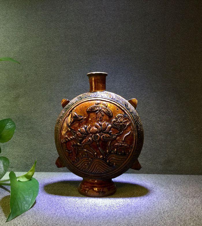 明代鱼戏荷花图穿带瓶