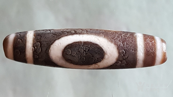 9cm  个大,圆润,开片自然的老天珠,玛脑材质,自然光拍照.