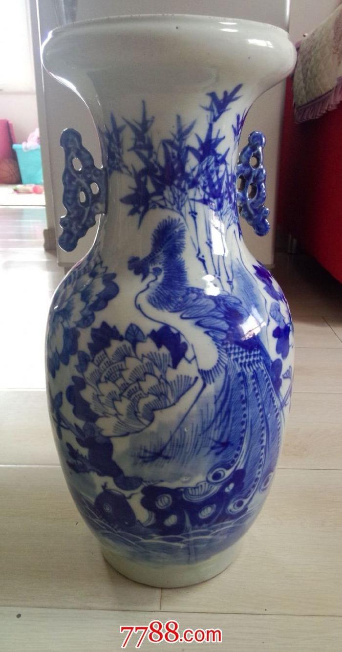 清代中晚期青花孔雀牡丹鲤鱼纹洗口掸瓶一对_