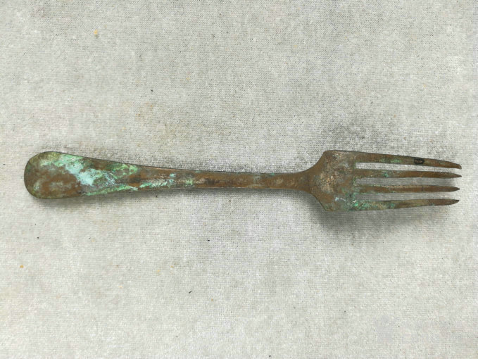 罕见清代手工制作的老铜餐具 铜质叉子一把