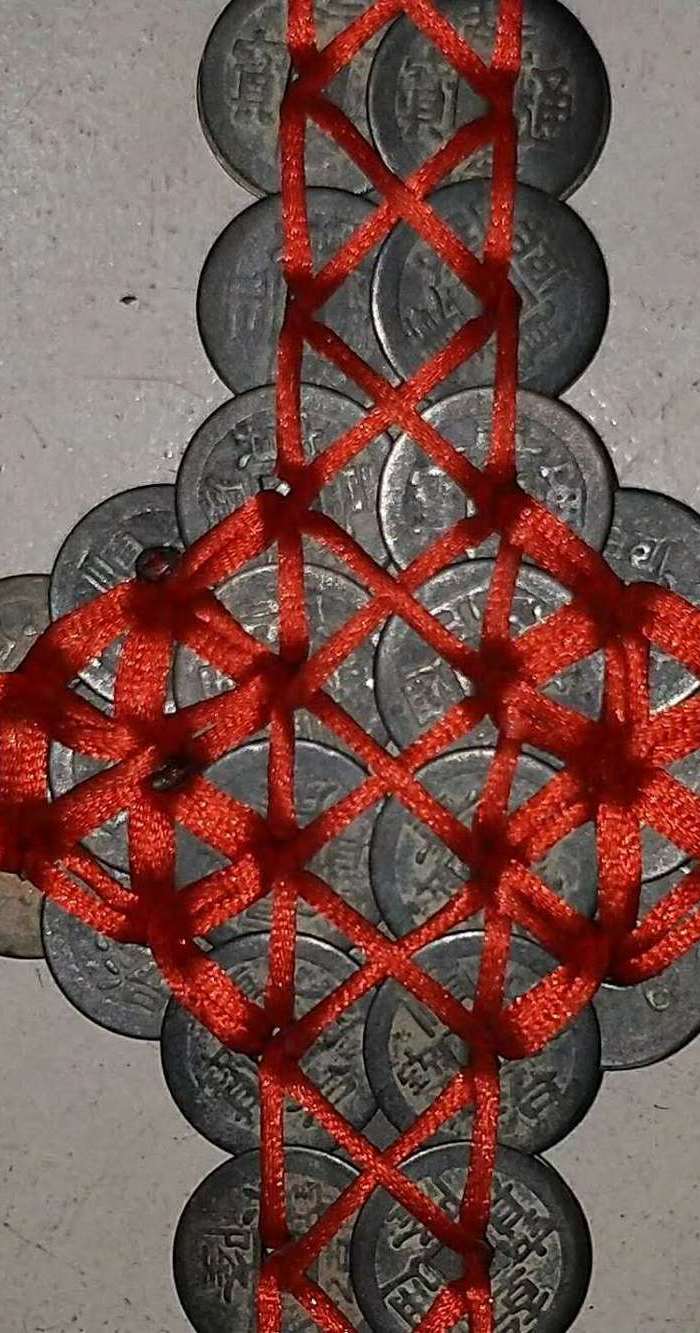 大伯早年收来的铜钱宝剑一把,懂行的看看吧_大