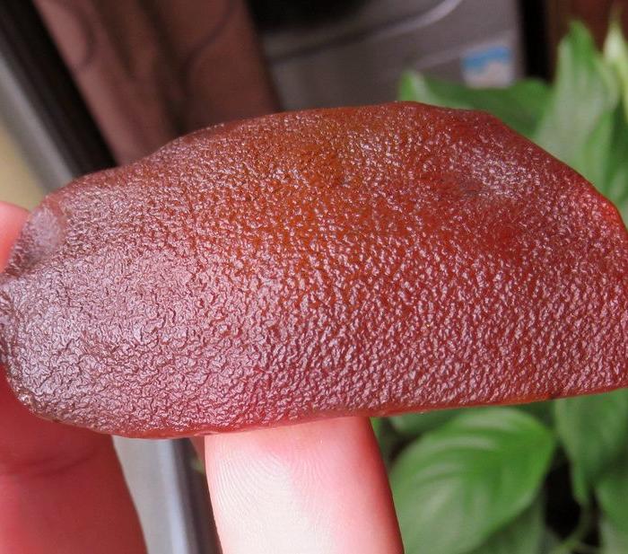 天然原矿 荔枝皮 蜜蜡原石吊坠20克 有荧光照_